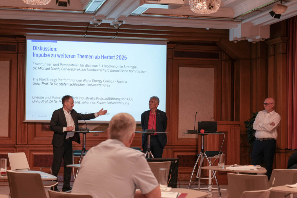Dr. Michael Losch, Univ.-Prof. Stefan Schleicher und Univ.-Prof. Reinhold Lang bei der gemeinsamen Diskussion.